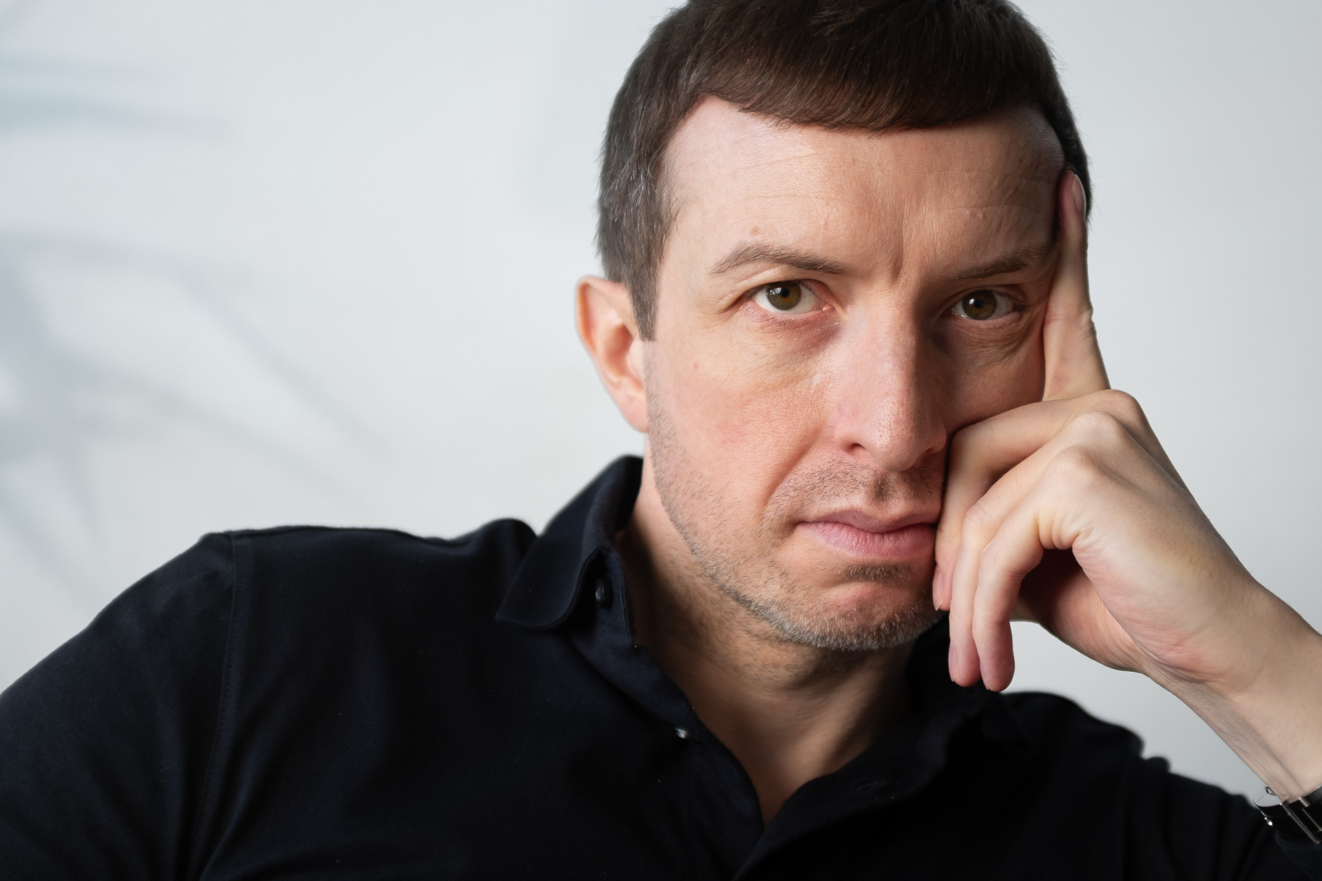 Michael Serwa executive coach wearing a black shirt in his apartment in Mayfair, London