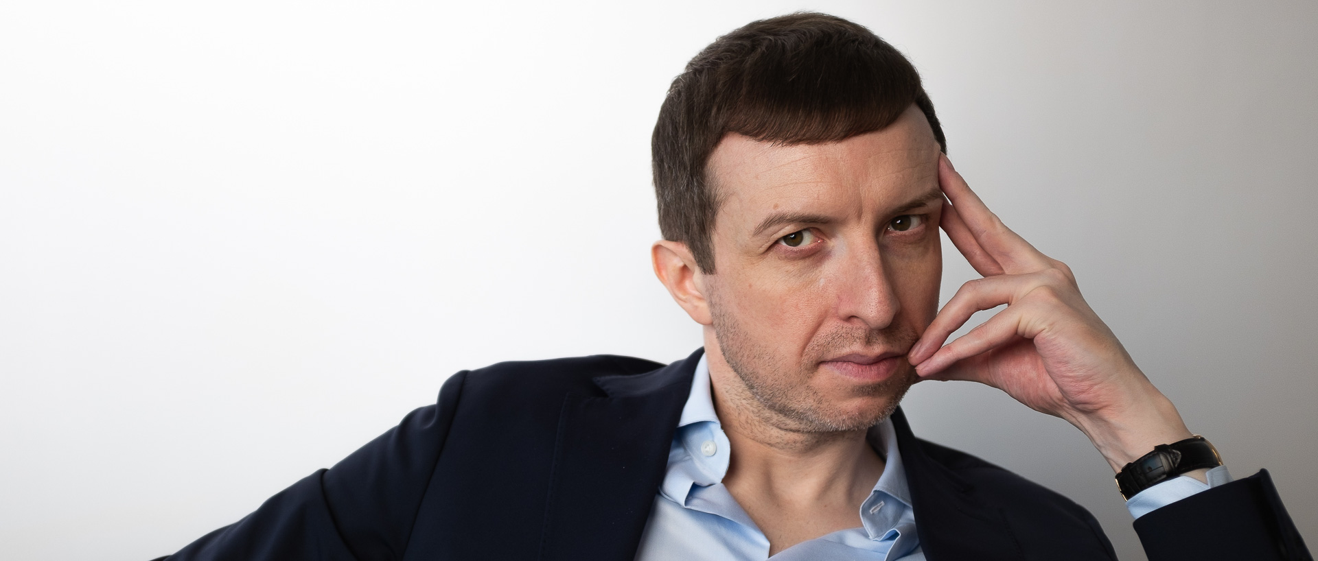 Michael Serwa, coach for the Inner Game, in a professional portrait. He has a direct, centered gaze that embodies stillness, presence, and the philosophical authority of his approach.